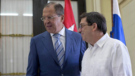 Ngoại trưởng Nga Sergey Lavrov (trái) trong cuộc tiếp xúc với người đồng cấp Bruno Rodriguez.